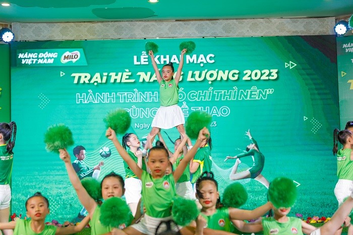 tiet-muc-bieu-dien-aerobics-tren-nen-nhac-milo-here-we-go-thoi-bung-suc-nong-cua-le-khai-mac-trai-he-nang-luong-nestle-milo-2023-trung-tam-ren-y-chi-1689395783.jpg