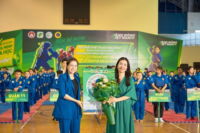 5-dai-dien-so-van-hoa-the-thao-tphcm-trao-hoa-cho-ba-le-bui-thi-mai-uyen-giam-doc-nganh-hang-milo-va-sua-cong-ty-nestle-viet-nam-1714130272.jpg