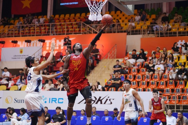 davon-dillard-doat-danh-hieu-player-of-the-game-cau-thu-xuat-sac-nhat-tran-ngay-tran-mo-man-cua-saigon-heat-1747484729.jpg