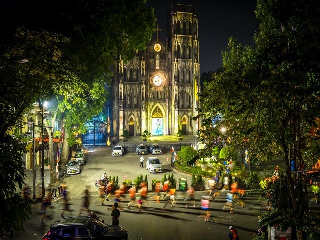 cung-duong-chay-di-qua-nhieu-dia-danh-mang-dam-dau-an-lich-su-van-hoa-nhu-lang-chu-tich-ho-chi-minh-cau-long-bien-nha-tho-lon-1759763117.jpg