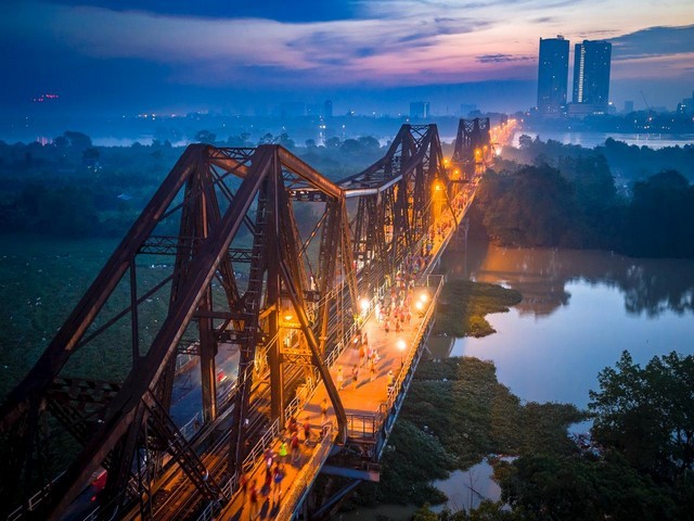 giai-marathon-quoc-te-ha-noi-techcombank-chay-qua-nhung-dia-danh-van-hoa-lich-su-dep-nhat-cua-thu-do-ha-noi-1759763016.jpg