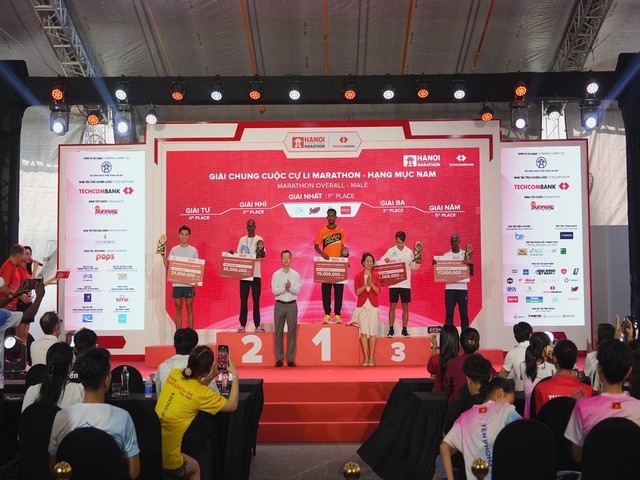 trao-giai-marathon-nam-1759707299.jpg