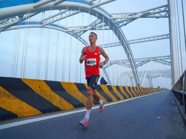 van-dong-vien-pham-tien-san-tren-hanh-trinh-chinh-phuc-giai-marathon-quoc-te-ha-noi-techcombank-mua-thu-4-2-1759763251.jpg