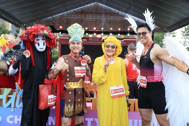 cac-runners-cosplay-nhieu-trang-phuc-khi-tham-gia-giai-dau-1765153051.jpg