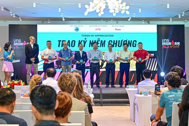trao-tang-ky-niem-chuong-cho-cac-doi-tac-1778133613.jpg