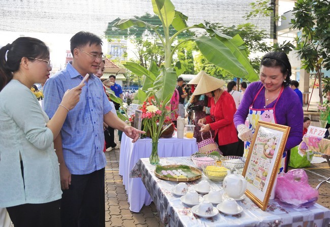10-dc-ho-thanh-binh-den-giao-luu-cung-cac-doi-thi-1781628058.JPG