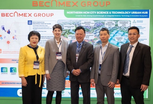 trai-sang-phai-ba-sunny-yang-pho-chu-tich-ban-quan-he-quoc-te-monash-giao-su-robyn-ward-monash-ong-francis-wong-dai-dien-becamex-idc-giao-su-hai-vu-monash-va-ong-kieu-manh-kha-becamex-anh-dai-hoc-monas-1787217678.jpg