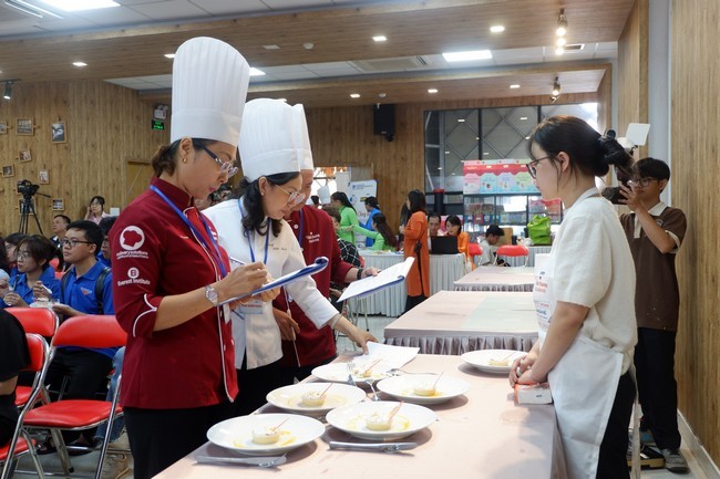nghe-banh-cham-thi-17916178548202145332160-1791639328.jpg