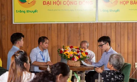Quỹ “Vầng trăng khuyết” trao gần 300 phần quà cho các hoàn cảnh khó khăn, người neo đơn, khuyết tật