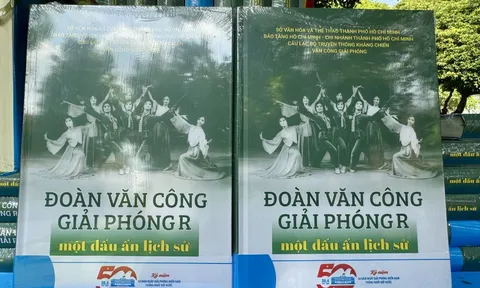Ấn phẩm "Đoàn Văn công Giải phóng R - Một dấu ấn lịch sử" chính thức ra mắt