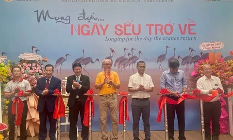 Sách ảnh Sếu đầu đỏ của nghệ sĩ nhiếp ảnh Nguyễn Trường Sinh xác lập kỷ lục Việt Nam