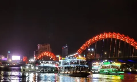 ‘Hốt bạc’ bán vé du thuyền xem pháo hoa quốc tế Đà Nẵng