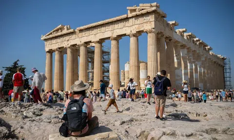 Hy Lạp đóng cửa thêm nhiều địa điểm du lịch giữa nắng nóng