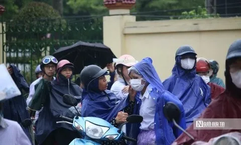 Nam Định: Sĩ tử "đội mưa" trong ngày đầu dự thi tốt nghiệp THPT 2024