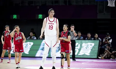 Nữ VĐV 17 tuổi cao 2,2 m của đội bóng rổ Trung Quốc gây sốt