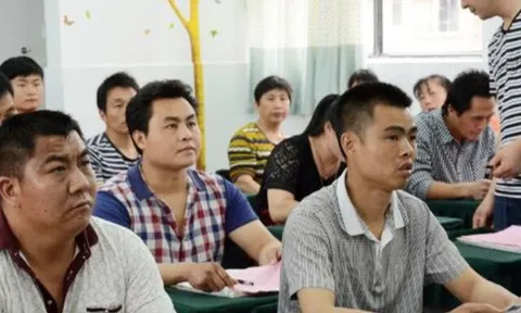 Đi họp phụ huynh đầu năm cho con về, chồng vào phòng khoá cửa suốt 1 ngày, biết nguyên nhân tôi đau khổ