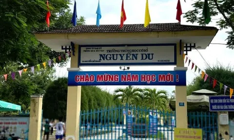 Phụ huynh xông vào tận lớp hành hung học sinh vì con bị bạn đánh