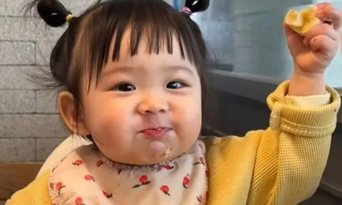 Những khoảnh khắc đáng yêu và siêu hài của các "búp măng non" khi ăn trái cây