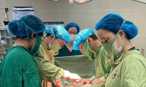 U 6 kg chiếm hết ổ bụng bởi chủ quan đã mãn kinh