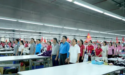 Xúc động khoảnh khắc hàng vạn công nhân chào cờ, dịp lễ 30/4 - 1/5
