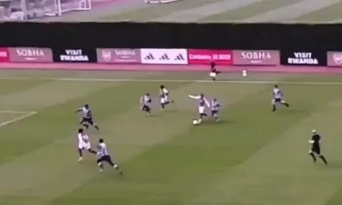 Rê bóng từ sân nhà rồi ghi bàn, sao trẻ của Arsenal được ví như Messi và Maradona