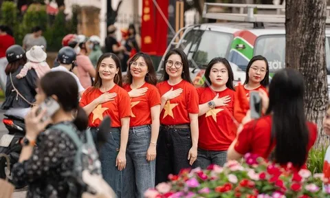 Thủ đô Hà Nội rực rỡ sắc màu trong ngày kỷ niệm 50 năm Giải phóng miền Nam