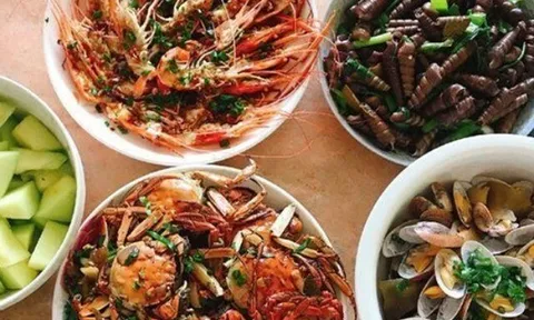 Cháu vượt 150 cây số về quê nghỉ lễ, bà nội đãi mâm cua, bề bề, mực..., tôi không nói một lời đưa con đi
