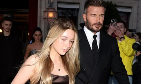 Harper Beckham gây chú ý trong show của mẹ