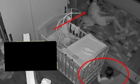 Mẹ sinh thêm em, camera ghi lại cảnh tượng bé gái 1 tuổi nửa đêm sang phòng tìm mẹ khiến nhiều người xót xa