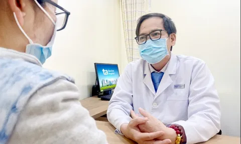 U bã đậu nặng 2 kg chèn ép thần kinh đùi người phụ nữ