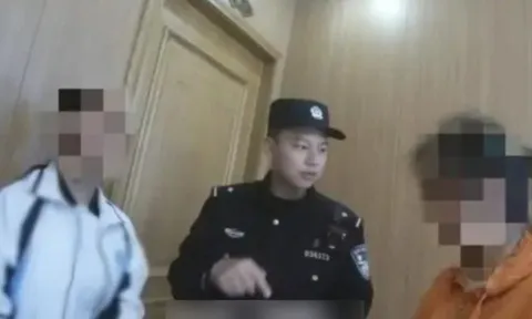 Mẹ và con gái vào nhà hàng gọi 3 món nhưng không đụng đũa suốt 1 giờ, ông chủ âm thầm gọi cảnh sát