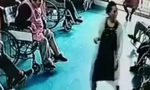 Người lạ giả làm con gái đến thăm mẹ già 88 tuổi suốt 6 tháng, thân phận thực sự khiến gia đình bất ngờ