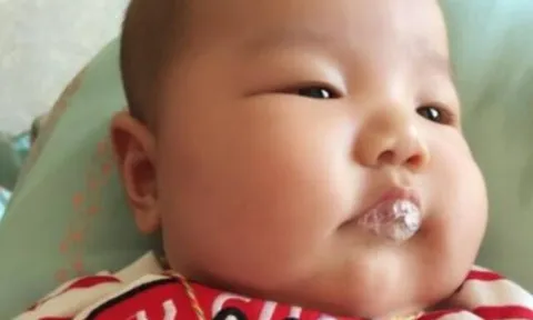 Con 2 tháng tuổi thường xuyên “thổi bong bóng”, mẹ tưởng hành động dễ thương nhưng bác sĩ bắt nhập viện ngay lập tức