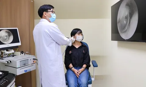 Rửa tai bằng oxy già có hết ngứa?