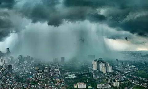 Khoảnh khắc 'như phim viễn tưởng' trong cơn mưa lớn ở Hà Nội