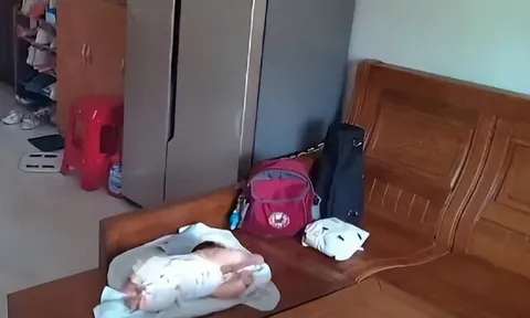 Tăng ca mẹ gửi con 3 tháng tuổi cho bà chăm, lúc kiểm tra camera thấy cảnh tượng hãi hùng ở phòng khách