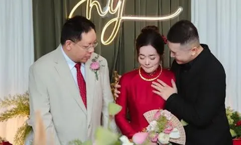 Ở vậy suốt 25 năm, mẹ được con trai ‘gả đi’ ở tuổi 53 làm nhiều người xúc động