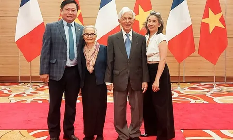 Vợ chồng giáo sư Việt được thăng hạng huân chương Bắc đẩu Bội tinh