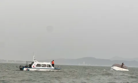 Giông lốc lật chìm tàu du lịch trên Vịnh Hạ Long