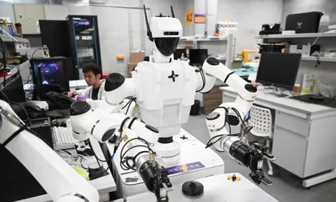 Trung Quốc lại khiến thế giới nể phục: Không chỉ làm việc trong nhà máy, robot giờ đã "tung tăng" vận hành trong các văn phòng, làm việc với con người như đồng nghiệp