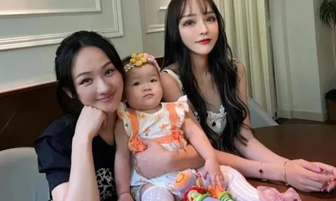 Xinh như gái 20, bà nội U50 chăm cháu thường xuyên bị nhầm là mẹ bỉm, con dâu tiết lộ điều ít người biết