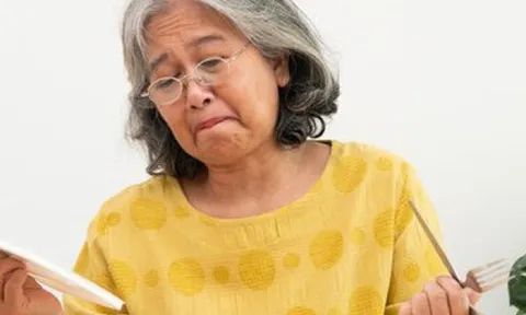 Nghỉ hưu 7 năm vẫn bị con cái 'hành' đủ đường, bà lão bỏ đi làm bảo mẫu: 'Có tiền mới là điểm tựa cuối đời'
