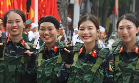 Những "bóng hồng" hợp luyện diễu binh tại Quảng trường Ba Đình