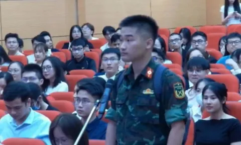 Tân bác sĩ nội trú xuất hiện trong màu áo lính gây ấn tượng