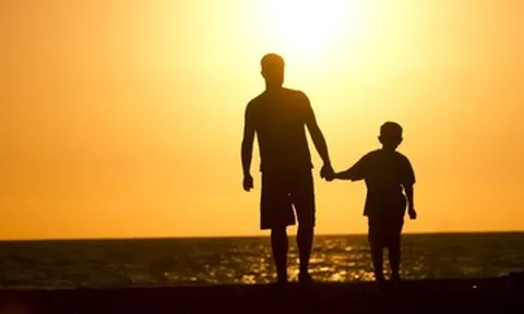 Vợ mất ở tuổi 30, người đàn ông một mình nuôi con, giữ trọn lời hứa năm xưa