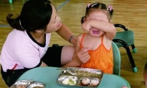 Trung Quốc: Đóng tiền ăn 3 triệu/tháng cho con, phụ huynh bực tức kéo đến trường sau khi xem trang MXH của cô bán...