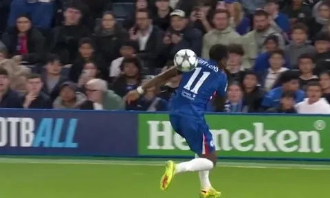 Sao trẻ Chelsea khiến CĐV "phát sốt" với pha xử lý ngẫu hứng