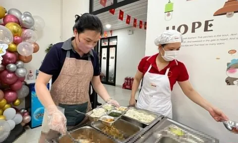 Thực phẩm bốc mùi vào trường học: Ai chịu trách nhiệm?