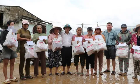 "Trái tim miền Trung" đến vùng rốn lũ của Đà Nẵng