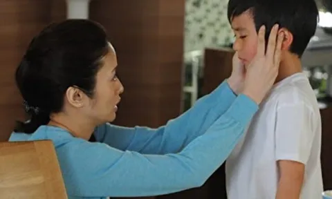 Bố mất nhưng con trai không khóc, lúc đứa trẻ nắm tay cô giúp việc đứng trước di ảnh, mọi chuyện vỡ lẽ